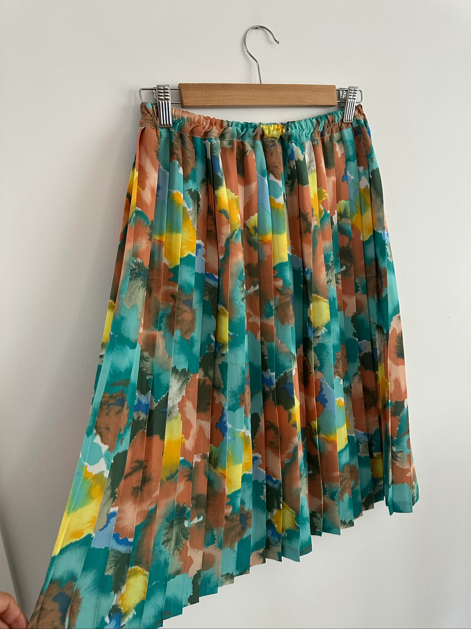Pleated midi skirt with watercolor pattern / multicolor (Size M) – photo 2